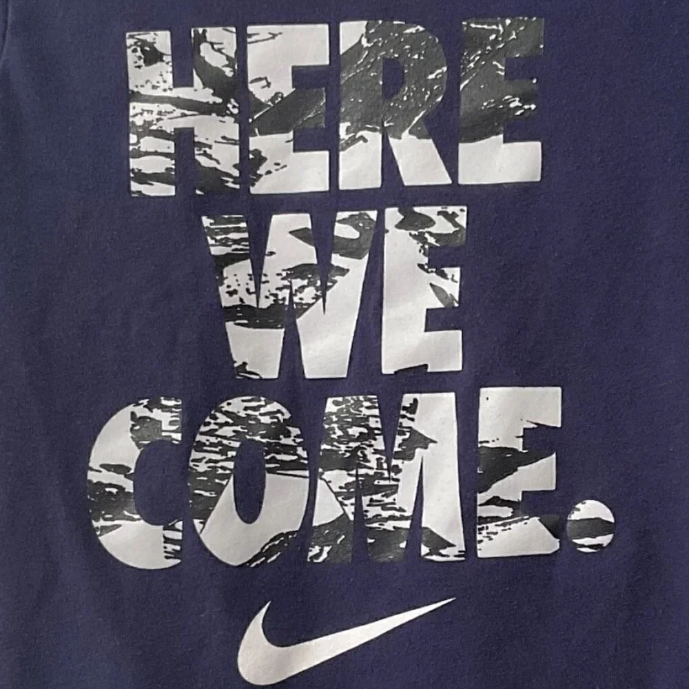 NIKE BOYS SWOOSH ‘HERE WE COME’ SHORT SLEEVES T-SHIRT